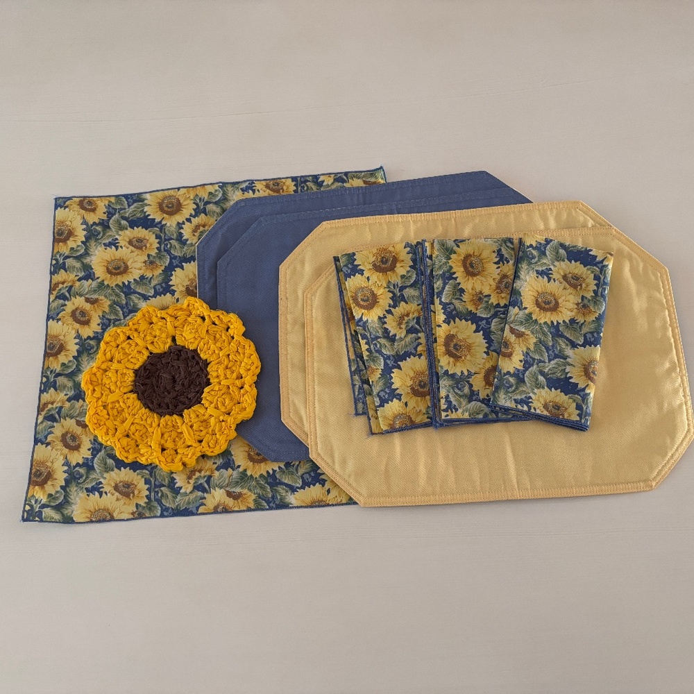 Set of 4 Reversible Placemats, 4 Napkins, 1 Trivet